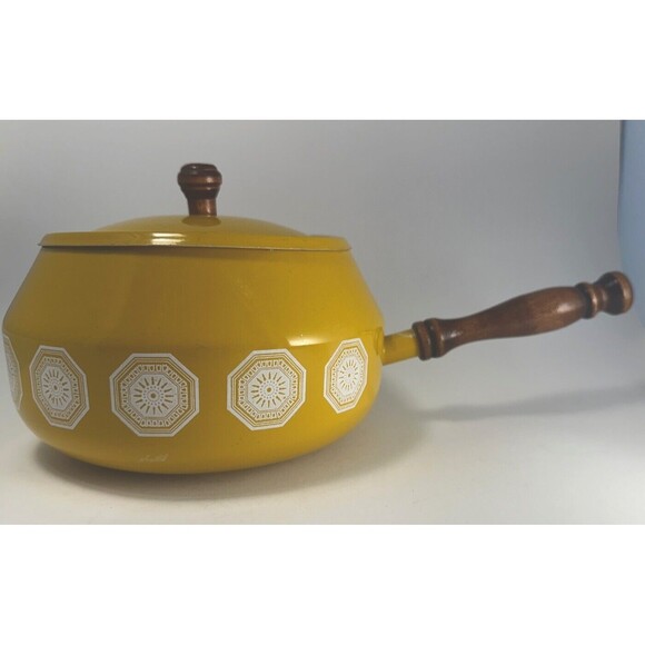 Vintage enamel fondue pot with lid, yellow geometric MCM design, wood handle - Picture 1 of 8